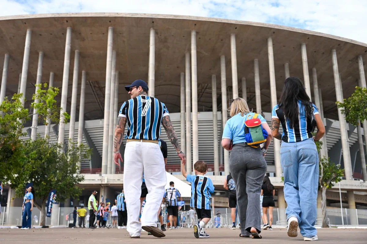 Torcedores de Cruzeiro e Grêmio chegam animados para jogão no DF - imagem 3 Torcedores de Cruzeiro e Grêmio chegam animados para jogão no DF - imagem 3