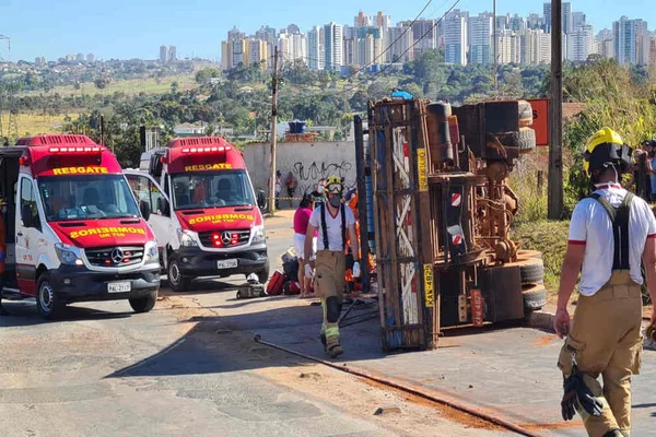 caminhão tombado