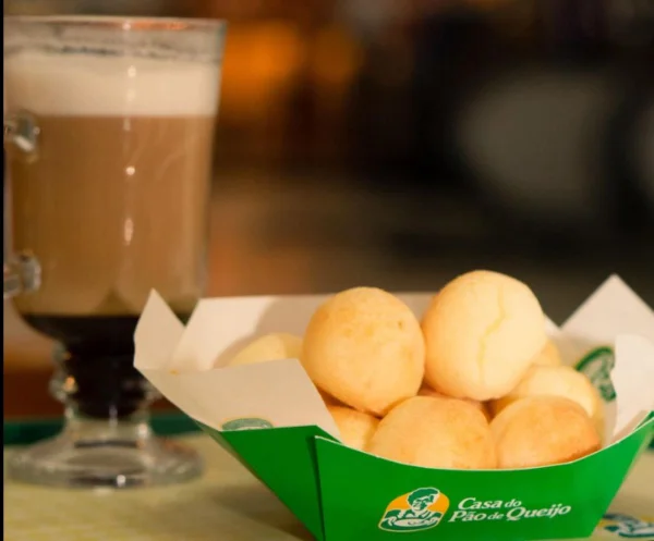 imagem colorida com produtos vendidos na Casa do Pão de Queijo - Metrópoles