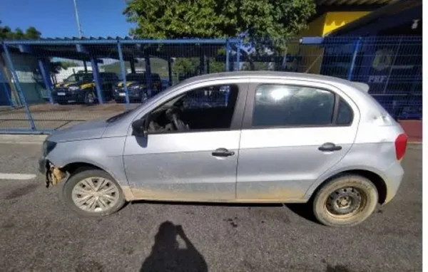 Carro alugado danificado na Bahia - Metrópoles