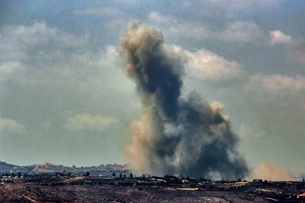 Imagem colorida mostra ataque de Israel no Líbano - Metrópoles
