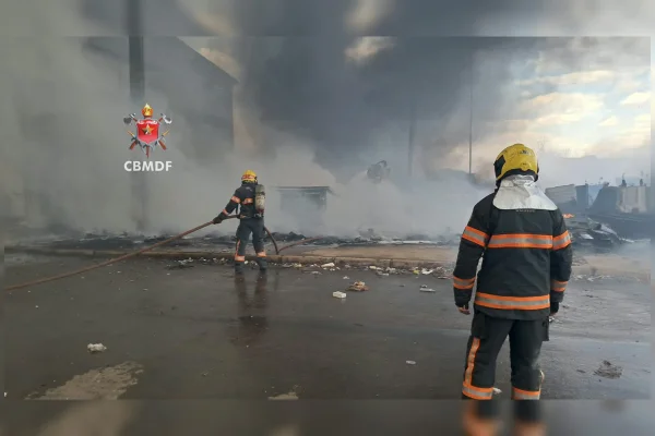 GDF faz reunião de emergência após incêndio em galpão de recicláveis