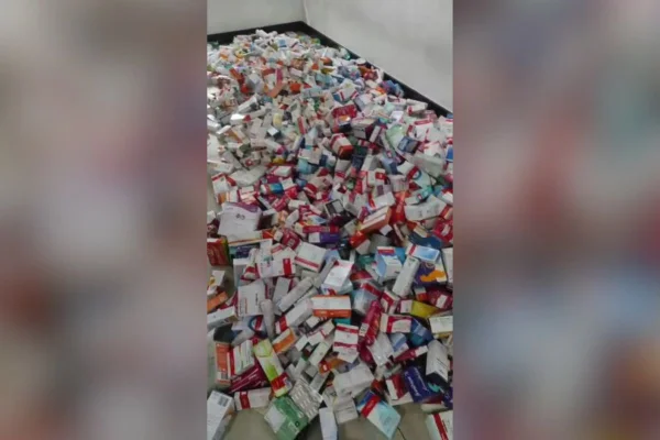 Imagem colorida mostra medicamentos encontrados pela Polícia Militar (PM) em um imóvel na região da Sé, no centro de São Paulo - Metrópoles