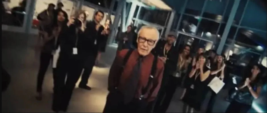 Homem de Ferro 2 (2010): No filme seguinte, Stark o confunde com o apresentador Larry King Homem de Ferro 2 (2010): No filme seguinte, Stark o confunde com o apresentador Larry King