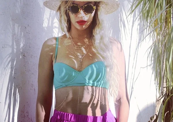 O body chain é o rei do verão. Conheça o acessório que é hit dos looks praianos