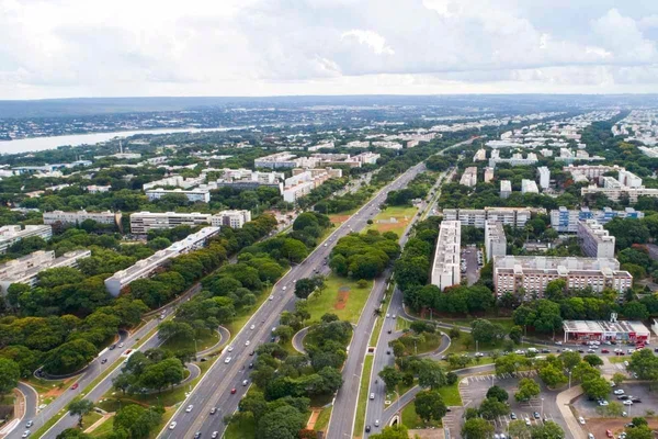 Brasília, a cidade que nos ensina, não sem desespero, a amar