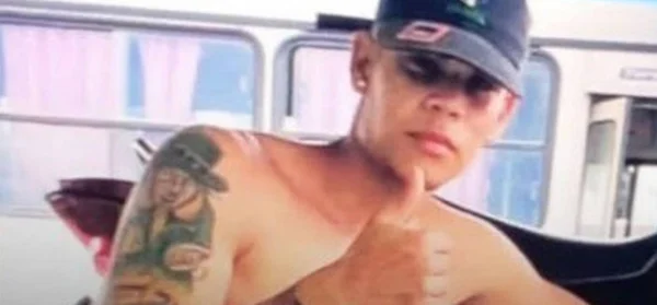 Jovem morre após colisão entre moto e cavalo