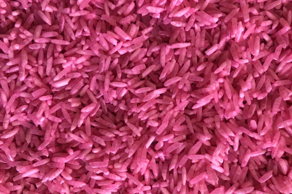 Foto colorida - Arroz com coloração rosa