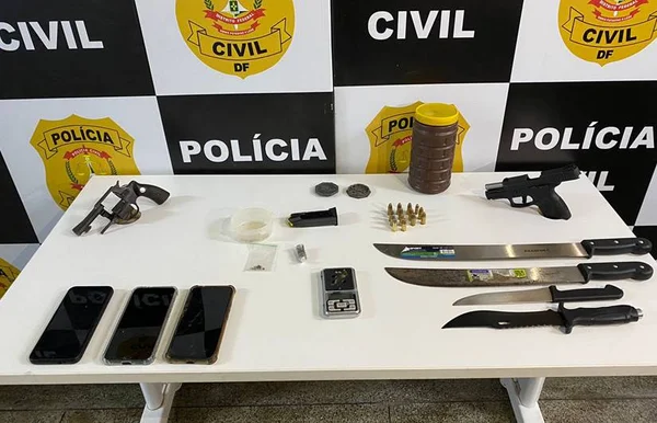 Armas de fogo, brancas, celulares e droga são expostas na delegacia da PCDF após apreensão com quadrilha de tráfico de drogas - Metrópoles