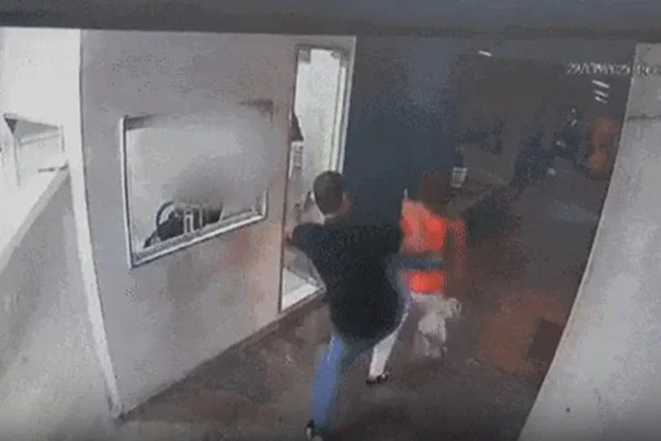 Imagem colorida de idosa sendo agredida - Metrópoles