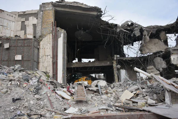 Prédio bombardeado pelo Irã no Iraque