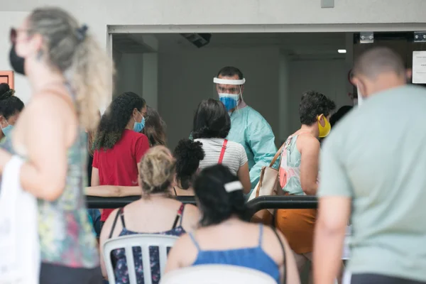 Fila de espera para testagem de Covid em Brasília