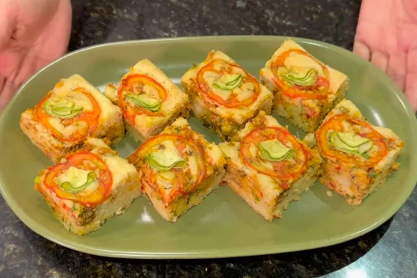 pedaços de torta de sardinha servidos em travessa verde