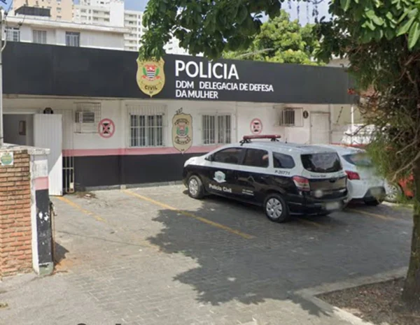 Foto colorida mostra DDM do Guarujá, onde caso de estupro coletivo está sendo apurado - Metrópoles