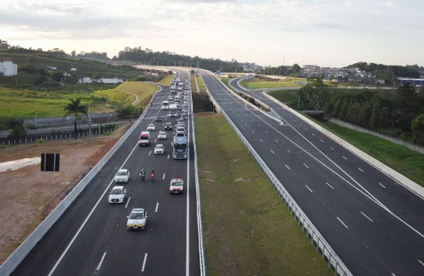 Foto colorida da pista Rodoanel Norte SP - Metrópoles