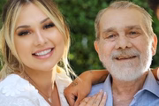 Virginia Fonseca e o pai, Mário, posam sorridentes