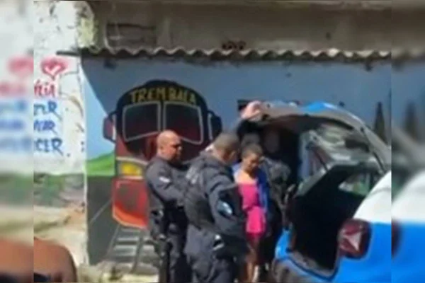 Foto colorida da mãe presa por ocultar cadáver da filha de 7 anos dentro de casa no RJ