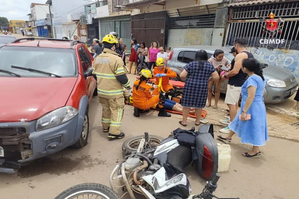 Duas pessoas ficam feridas em colisão entre carro e moto no DF