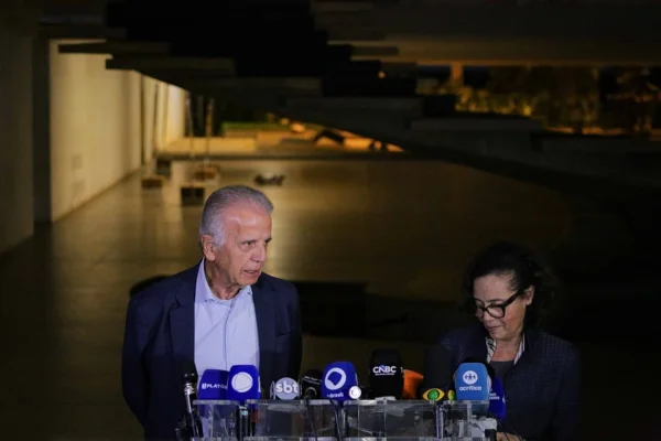 O Ministro de Estado da Defesa, José Mucio Monteiro Filho, e a embaixadora Maria Laura da Rocha, falam sobre a reunião de emergência que discutiu a invasão da Venezuela pelos Estados Unidos, no Itamaraty.