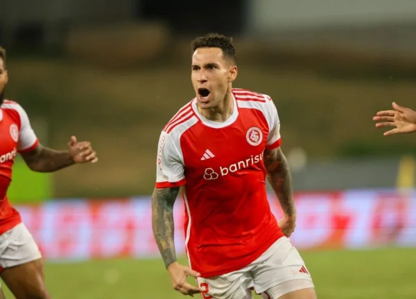 Hugo Mallo comemora gol em partida contra o Cuiabá