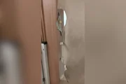 Homem passa madrugada escondido em forro de shopping para roubar joalheria e acaba preso