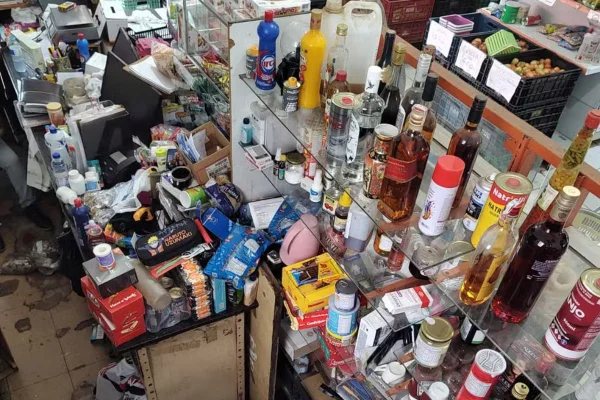 Além de alimentos vencidos, o comerciante vendia produtos dos quais não sabia a origem e medicamentos armazenados de forma irregular - Metrópoles