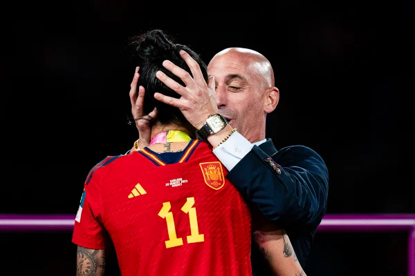 Imagem colorida de Luis Rubiales agarrando Jenni Hermoso - Metrópoles
