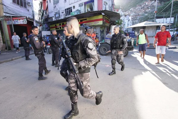 Tiroteio entre PMs e bandidos na Rocinha deixa oito mortos