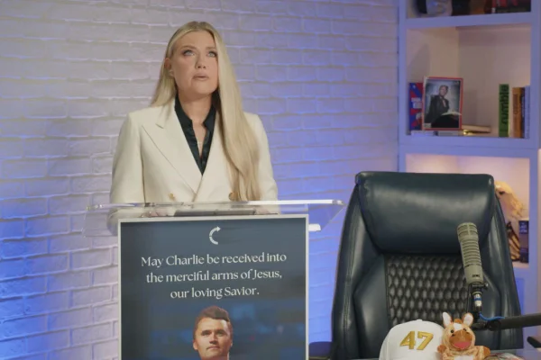 Imagem colorida de Erika Kirk, esposa de Charlie Kirk - Metrópoles