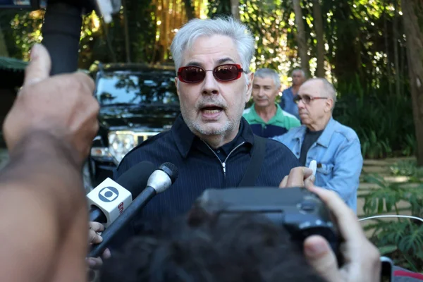 Roberto de Carvalho agradece fãs em missa de Rita Lee: “Tsunami de amor”