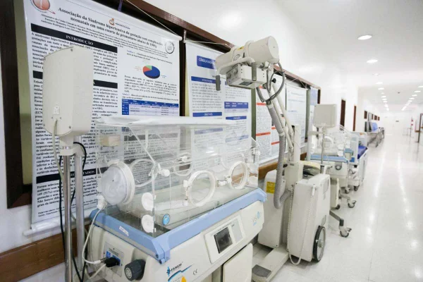 Vice-governador Paco Britto entrega oito leitos da UTI neonatal do HMIB