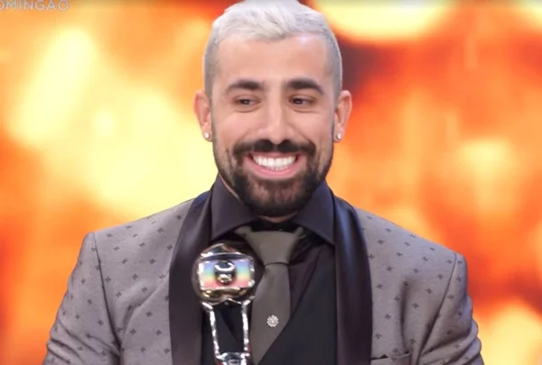 Ex-BBB Kaysar mostra corpão em praia, mas detalhe chama atenção