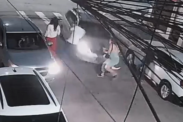 Imagem de mulher prestes a ser atropelada por carro cinza no meio da rua - Metrópoles