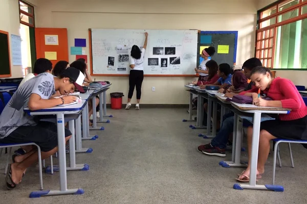 Alunos estudam inglês na Cidade Estrutural