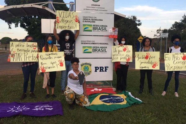Grupo protesta em frente à sede da PRF e pede justiça por Genivaldo