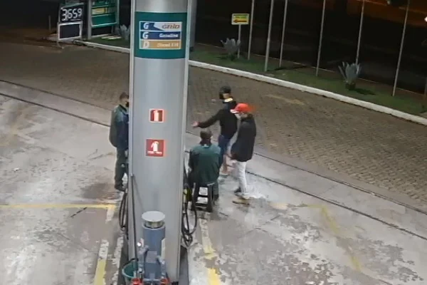 Mostram algo na cintura e pedem que algo seja entregue Mostram algo na cintura e pedem que algo seja entregue