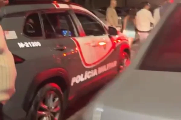 Imagem colorida de viatura da polícia militar. Metrópoles