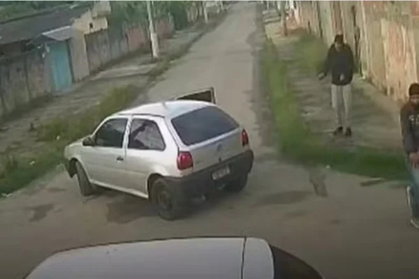 Imagem colorida, momento em que os criminosos matam o policial- Metrópoles