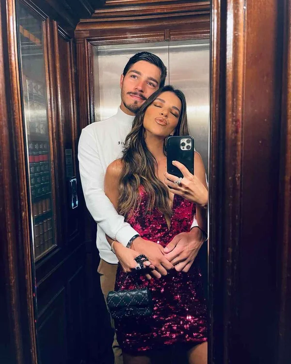 Na foto, a cantora Mariana Rios e Juca Diniz - Metrópoles