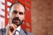 O deputado Eduardo Bolsonaro acredita que ataque de Lula o fortalece para eleição de 2026