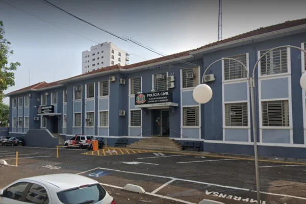 Preso por ameaça à mulher morde perna de PM e xinga: “Policiais de m*”