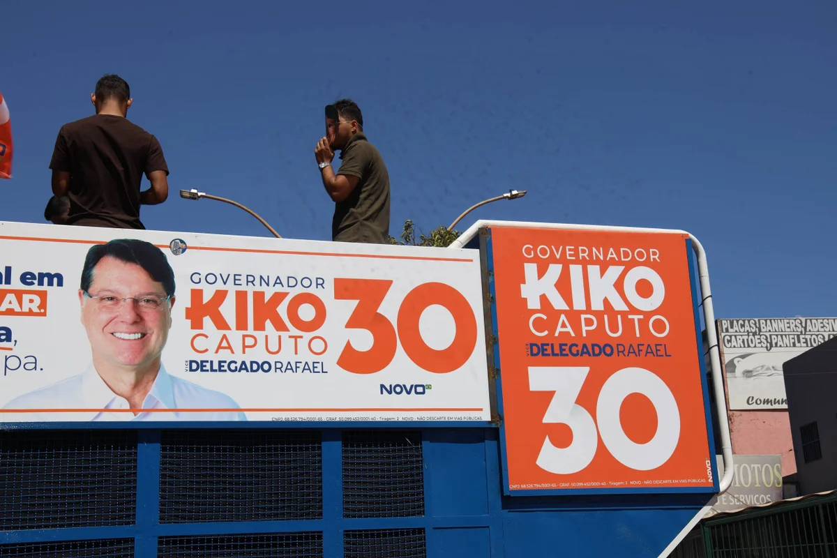 Depois, percorreu as ruas da cidade em um trio elétrico Depois, percorreu as ruas da cidade em um trio elétrico