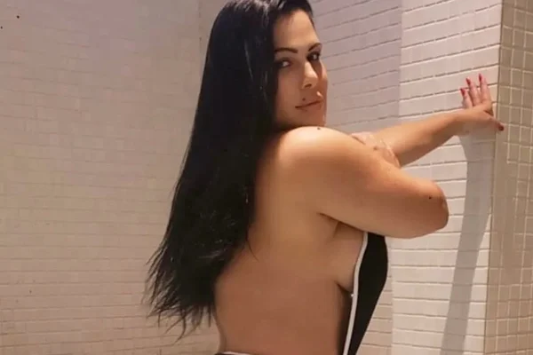 Fabiana Andrade posa na banheira, de maiô preto e cavado - Metrópoles