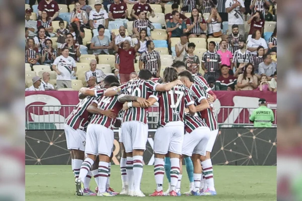 Foto colorida do elenco do Fluminense, reunido antes do jogo contra o Vitória - Metrópoles