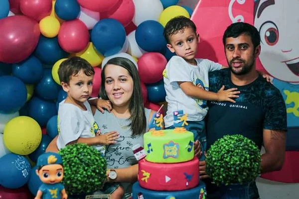 Pai procura pelos dois filhos e pela mulher nos escombros da Vila Felipe, em Petrópolis (RJ)