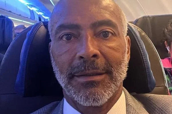 Romário usa terno em avião - Metrópoles