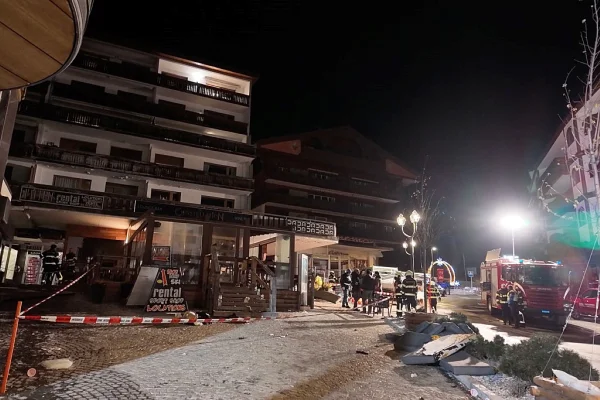 Imagem colorida de bar onde incêndio matou ao menos 40 pessoas - Metrópoles
