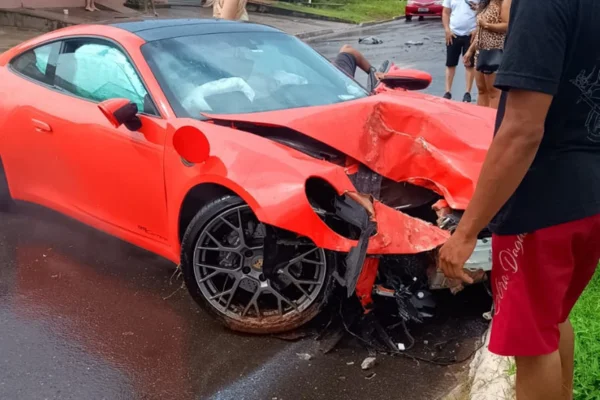 Condutor perde o controle de Porsche e bate em poste, no Tocantins
