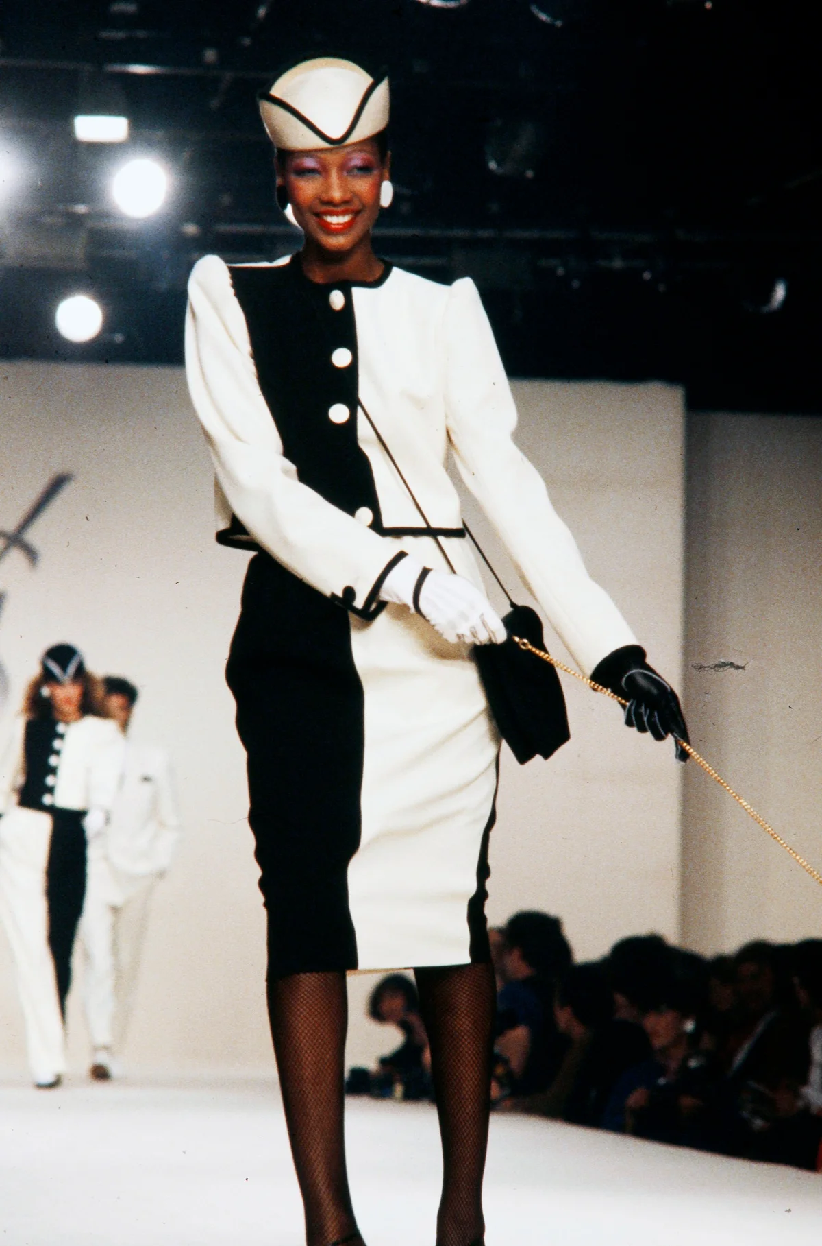 Mounia Orosemane para a Yves Saint Laurent coleção Ready to Wear 1980 Mounia Orosemane para a Yves Saint Laurent coleção Ready to Wear 1980