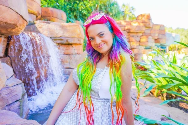 anna-layza-em-frente-a-cachoeira